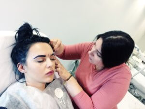 Stylizacja brwi farbkami strukturalnymi (9)